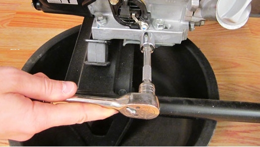 xả nhớt máy nổ