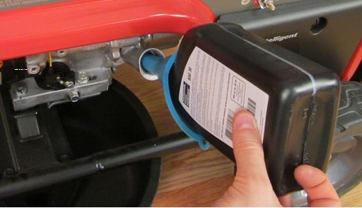 đổ nhớt mới vào động cơ máy phát điện