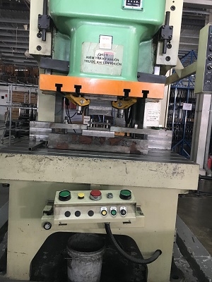 máy đột dập kim loại