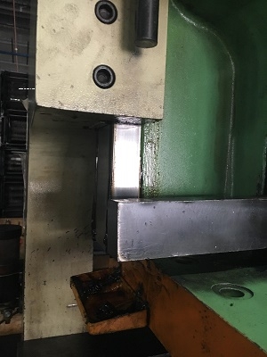 mỡ bò lỏng bôi trơn rãnh trượt máy đột dập